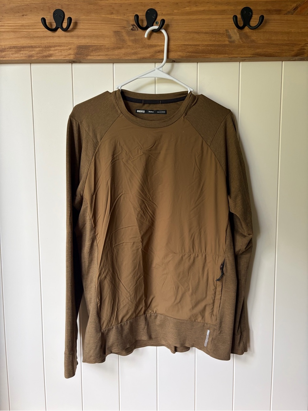 REI Co-op brown long-sleeve active crewneck shirt Front Pocket Men’s M